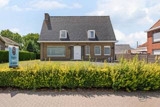Bent u op zoek naar een woning met veel potentieel in Wielsbeke? Dan is deze op te frissen woning op een perceel van maar liefst 1.321 m² zeker een bezoek waard.Via de ruime oprit, met plaats voor meerdere wagens, bereikt u de garage en de woning. Binnen vindt u een lichtrijke leefruimte, keuken, badkamer en 2 volwaardige slaapkamers. De praktische indeling vormt de ideale basis om de woning volledig naar eigen smaak te renoveren.Een absolute meerwaarde is de ruime zolder, die perfect kan worden ingericht als volwaardige verdieping. Zo creëert u moeiteloos extra slaapkamers, een bureau, hobbyruimte of een royale master bedroom. De uitbreidingsmogelijkheden maken van deze woning een ideale investering voor de toekomst.Ook buiten geniet u van alle ruimte. De grote tuin biedt plaats om te spelen, te tuinieren of heerlijk te ontspannen in alle privacy. Achteraan de tuin bevindt zich ook nog een groentetuin wat ideaal is voor degene met groene vingers.Dankzij de gunstige ligging, de garage, het ruime perceel en het uitzonderlijke uitbreidingspotentieel is deze woning een ideale keuze voor gezinnen en renovatieliefhebbers die hun droomwoning willen realiseren.Interesse? Contacteer luna@immobeguin.be voor meer informatie of een bezoek.
