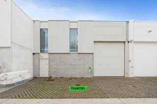 In het recent gerealiseerde bedrijvenpark Tintersweghe bieden wij deze kwalitatieve loods aan. De site geniet van een strategische ligging aan de rand van de industriezone van Blankenberge, met een vlotte verbinding naar Brugge en de omliggende regio.<br /><br />De loods is opgebouwd in een stalen constructie met volledige overspanning, wat zorgt voor een maximale benutting van de ruimte. De gevelwanden zijn uitgevoerd in ytong en de vloer bestaat uit een gepolierde en gewapende betonplaat van 15 cm, geschikt voor intensief gebruik.<br /><br />Het geïsoleerde platte dak is voorzien van een centrale lichtstraat in dubbelwandige polycarbonaatplaten, wat zorgt voor een aangename natuurlijke lichtinval. De loods beschikt over een vrije hoogte van ca. 6,2 meter onder de spanten.<br /><br />Toegang tot de loods gebeurt via een geïsoleerde, elektrische sectionaalpoort (h: 4,5 m – b: 4 m). Daarnaast is er een aparte aluminium inkomdeur met raam, voorzien van aluminium schrijnwerk en hoogrendementsbeglazing. Verder beschikt de unit over één privatieve buitenstaanplaats voor de loods.<br /><br />Alle nutsvoorzieningen zijn aanwezig: aansluiting voor stadswater, elektriciteit (3 x 400V, 32A) en internet. Elke unit beschikt over afzonderlijke tellers.<br /><br />Kortom, een polyvalente en degelijk afgewerkte loods, geschikt voor diverse professionele activiteiten op een uitstekende locatie.<br /><br />