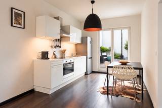 Dit stijlvol appartement van ca 78 m² is gelegen op de eerste verdieping van een kleinschalige residentie nabij de Marnixplaats, pal op het Antwerpse Zuid. Een buurt vol trendy winkels, restaurants en bovendien uitstekende verbindingsmogelijkheden.<br /><br />De authentieke elementen zoals de volle parketvloeren werden gecombineerd met een trendy inrichting. Men betreedt het appartement via een inkomhal met gastentoilet.<br /><br />Dankzij de grote raampartijen aan weerszijden van het appartement is er een aangename lichtinval. De achterzijde van de leefruimte geeft bovendien uit op het binnenterras van ca 12 m². De leefruimte heeft een praktische open keuken met ingebouwde vaatwasser, oven en vitro-keramisch kookvuur.<br /><br />De slaapkamer is halfopen en grenst aan de leefruimte. De ruime badkamer heeft een design lavabomeubel, grote inloopdouche, twee praktische bergingen en geeft eveneens uit op het binnenterras.<br /><br />Twee private kelderbergingen zijn reeds begrepen in de prijs.<br /><br />Dankzij de gegeerde ligging op het Antwerpse Zuid, de karaktervolle afwerking en de praktische indeling is dit appartement bijzonder interessant voor zowel eigen bewoning als investering. Een ideale uitvalsbasis voor wie comfortabel en stijlvol in de stad wil wonen, maar eveneens een aantrekkelijk pand voor verhuur op een locatie waar de vraag traditioneel sterk is.