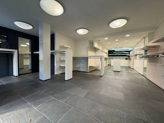 Op de drukke Kortrijkstraat in het centrum van Deinze bevindt zich dit goed gelegen handelspand. <br />Dankzij de sterke passage en visibiliteit is dit de ideale locatie voor wie een zaak wil uitbaten met maximale zichtbaarheid.<br /><br />De winkelruimte van 96m² biedt voldoende plaats om uw producten overzichtelijk te presenteren. Achter de kassaruimte bevindt zich een ruime opslagzone van ca.14m², ideaal voor voorraad en logistieke doeleinden.<br /><br />Het pand is praktisch ingericht met twee paskamers en een toilet, wat zorgt voor extra comfort. <br />Bovendien beschikt het over twee private parkeerplaatsen, zodat personeel en/of klanten altijd kunnen vlot kunnen parkeren.<br /><br />Een commerciële toplocatie voor ondernemers die op zoek zijn naar zichtbaarheid, bereikbaarheid en ruimte in het hart van Deinze.<br /><br />Syndic € 75