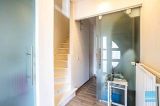 Instapklare woning te koop in Aalst met zeer goede ligging dichtbij centrum, openbaar vervoer en autostrade.Deze woning biedt op het gelijkvloers een...