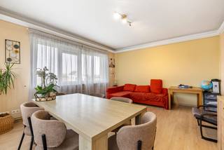 Centraal gelegen Hoekappartement te Merksem, dat interessant kan zijn als investeringspand, mits het pand momenteel verhuurd is.We betreden het...