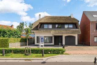 Tijdloze, <strong>vrijstaande woning</strong> met <strong>4 slpk. </strong>gelegen in het centrum van<strong> Wortel - Hoogstraten.</strong><br /><br />NIEUWE VOORWAARDEN! CONTACTEER ONS KANTOOR VOOR MEER INFORMATIE.<br /><br /><span>INDELING<br /></span><strong>Gelijkvloerse verdieping:<br /></strong>- Inkomhal<br />- Woonkamer op parket met houtkachel<br />- Eetkamer<br />- Geïnstalleerde keuken<br />- Wasplaats<br />- Inpandige garage<br />- Kelderberging<br /><strong><br />Eerste verdieping: <br /></strong>- 4 slaapkamers van ca. 11 tot 16m²<br />- Badkamer met bad en douche<br />- Bergzolder bereikbaar via een vlizotrap<br /><br />Ruime, omheinde tuin met 2 terrassen en tuinberging.<br /><br /><span>BIJZONDERHEDEN<br /></span>- Dak volledig vernieuwd en geïsoleerd (2019)<br />- Houtwerk buiten vervangen (2019)<br />- Nieuwe binnendeuren en plinten (2020)<br />- Schilderwerken gevel (2022)