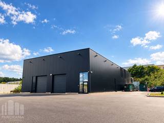 Uitstekend gelegen stand-alone bedrijfsgebouw op een eigen terrein van 7.000 m², strategisch gelegen te Lummen nabij het Klaverblad en de belangrijkste verkeersassen. De site omvat een multifunctionele loods van 1.017 m² en 385 m² instapklare kantoren, aangevuld met een ruime verharde buitenzone, 15 parkeerplaatsen, laadpalen en mogelijkheden voor buitenopslag. Tevens zijn er uitbreidingsmogelijkheden.<br /><br />De loods beschikt over een vrije hoogte van 7,50 m, 2 sectionaalpoorten van 4 m x 4,50 m en een vloer met een draagkracht van 2,5 ton/m². Verder voorzien van lichtstraten met rookluiken, LED-verlichting, perslucht en afzuiging/ventilatie. De loods beschikt over brandklasse C.<br /><br />De aansluitende kantoren van 385 m² zijn volledig instapklaar en genieten dankzij de grote raampartijen van veel natuurlijke lichtinval. De kantoorruimte omvat een landschapskantoor, vergaderruimte, keuken en sanitair. Verwarming en koeling zijn voorzien via duo-units en warmtepompen. Daarnaast beschikt het gebouw over zonnepanelen.<br /><br />De ruime verharde buitenzone biedt voldoende ruimte voor parkeren, manoeuvreren en buitenopslag. Dankzij de combinatie van de eigen grond, ruime opslag- en kantooroppervlakte, buitenruimte en uitbreidingsmogelijkheden is dit een unieke bedrijfssite in zijn soort, geschikt voor diverse professionele activiteiten.<br /><br />Contacteer PANORAMA B2B voor bijkomende inlichtingen of een vrijblijvend plaatsbezoek 0474 17 17 15.