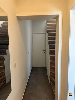 <p><span>Instapklare gerenoveerde stadswoning met 3 slaapkamers, 2 badkamers,<br />tuin en zonnepanelen</span><span><br /><br />Deze volledig gerenoveerde stadswoning biedt een perfecte combinatie van comfort, <br />ruimte en energiezuinig wonen, en is ideaal voor gezinnen of koppels die op zoek zijn <br />naar een instapklare woning in de stad.<br /><br />Bij het binnenkomen wordt u verwelkomd in een ruime en lichtrijke leefruimte met een <br />gezellig salon en een aansluitende eetkamer.<br /><br />Aansluitend bevindt zich de grote, volledig uitgeruste leefkeuken, die uitkijkt op <br />de zonnige tuin. De tuin is een echte troef en beschikt over een praktische tuinberging én <br />een achterpoortje dat toegang geeft tot een achterliggend steegje.<br /><br />Op de eerste verdieping vindt u twee volwaardige slaapkamers, waarvan één met een <br />ensuite badkamer. De tweede verdieping biedt een derde slaapkamer en een extra badkamer,<br />wat zorgt voor optimaal comfort en privacy. <br /><br />Verder beschikt de woning over een kelder, ideaal voor extra bergruimte.<br /><br />Extra troeven:</span></p><ul><li><span>Volledig gerenoveerde woning</span></li><li><span>EPC: C (geen renovatieplicht)</span></li><li><span>3 ruime slaapkamers</span></li><li><span>2 badkamers</span></li><li><span>Zonnige tuin met achteruitgang</span></li><li><span>Zonnepanelen (energiezuinig wonen)</span></li><li><span>Airconditioning aanwezig</span></li><li><span>Verwarming op gas</span></li><li><span>PVC ramen</span></li><li><span>Kelder aanwezig</span></li></ul><p><span><br />Kortom, een moderne en energiezuinige woning met alle comfort, gelegen op een <br />aantrekkelijke locatie.</span></p>