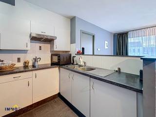 Dit modern appartement bevindt zich op de eerste verdieping van een verzorgd gebouw met lift. Het omvat een inkomhal met apart toilet, een...