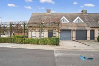 Deze halfopen woning is gelegen in het centrum van De Mokker, deelgemeente van Koekelare.<br /><br />Indeling woning:<br />* inkom<br />* toilet<br />* woonkamer<br />* open keuken<br />* garage<br />* wasruimte<br />* badkamer<br />* 3 slaapkamers<br />* dressing<br />* zolder<br />* tuin<br /><br />Energiezuinige gezinswoning met zonnepanelen.<br /><br />Mooie afgesloten tuin met mogelijkheid tot uitweg via de tuin.<br /><br />Absoluut instapklaar en zeer goed onderhouden.