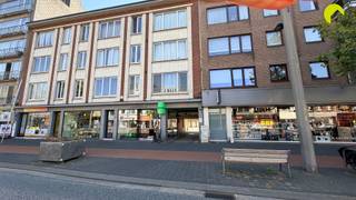 <p><span>Deze garagebox is gelegen in de winkelstraat "de Statielei", het winkelcentrum van Mortsel.  </span></p><p><span> </span></p><p><span>Via een automatisch poort komt u in het garagecomplex.  </span></p><p><span> </span></p><p><span>De Garagebox nr. 27 met manuele poort is onmiddellijk beschikbaar vanaf aktedatum.  Er is geen water of elektriciteit aanwezig in de garage.</span></p><p><span>De garage heeft volgende afmetingen (3.0 m BR x 5.4 m D)</span></p><p><span> </span></p><p><span>Voor meer info of een bezoek ter plaatse, bel ons op 03-449 42 41 of mail ons via hallo@habicom.be</span></p><p><span>Benieuwd naar de waarde van jouw woning?  Check het gratis op <span>www.watismijnhuiswaard.be</span></span></p><p><span> </span></p><p><span> </span></p>