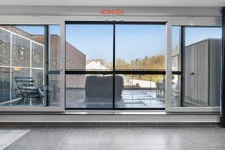 Graag stellen wij u dit duplex-appartement met 3 slaapkamers voor. De woonst bevindt zich op een uiterst centrale locatie, op wandelafstand van...
