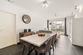 <p>Zeer mooi onderhouden, lichtrijk appartement gelegen in het centrum van Vichte. Het appartement bevindt zich in een recent gebouw en geniet van een uitstekende ligging, vlakbij belangrijke invalswegen én op wandelafstand van een groen park.<br />Dankzij de centrale maar rustige omgeving zijn er steeds voldoende parkeermogelijkheden in de nabije omgeving. Een ideale combinatie van comfort, bereikbaarheid en aangenaam wonen.<br />Afspraak via: arne@immobeguin.be</p>