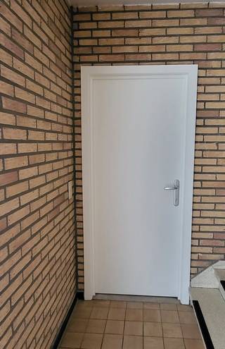 <p><strong>Instapklaar gelijkvloers appartement met 2 slaapkamers in het centrum van Maasmechelen</strong></p>
<p>Bent u op zoek naar een verzorgd en instapklaar appartement op een toplocatie? Dan is dit recent opgefriste gelijkvloerse appartement in het centrum van Maasmechelen zeker een bezoek waard.</p>
<p>Dankzij de centrale ligging bevinden winkels, horeca, scholen, openbaar vervoer en andere dagelijkse voorzieningen zich op wandelafstand. Bovendien geniet u van een vlotte verbinding naar de autosnelweg en de omliggende gemeenten en steden.</p>
<p>Het appartement onderging recent een grondige opwaardering en werd smaakvol vernieuwd.</p>
<p>Via de inkomhal bereikt u de ruime en lichtrijke leefruimte. De grote raampartijen tot op vloerniveau zorgen voor een aangename lichtinval gedurende de hele dag. Aansluitend bevindt zich de praktische keuken, die beschikt over veel kastruimte en alle nodige voorzieningen. Dankzij het grote raam dat volledig geopend kan worden, ontstaat een aangename verbinding met de buitenruimte waar u rustig kunt genieten van een koffiemoment of een zonnige dag.</p>
<p>Aan de voorzijde van het appartement bevinden zich twee volwaardige slaapkamers. De vernieuwde badkamer is uitgerust met een lavabo, een ruime inloopdouche en aansluitingen voor een wasmachine. Daarnaast is er een afzonderlijk gastentoilet aanwezig.</p>
<p>Als extra troef beschikt het appartement over een private garage, ideaal voor het parkeren van uw wagen of als extra bergruimte.</p>
<p>Tot slot beschikt het appartement over een gunstig EPC-label B, wat resulteert in een energiezuinige woonst en lagere verwarmingskosten.</p>
<p><strong>Troeven</strong></p>
<p>✔ Gelijkvloers appartement<br />✔ Centrumligging in Maasmechelen<br />✔ Recent opgefrist en instapklaar<br />✔ 2 slaapkamers<br />✔ Vernieuwde badkamer en toilet<br />✔ Veel lichtinval<br />✔ Garage inbegrepen<br />✔ EPC-label B<br />✔ Vlotte verbinding naar autosnelweg en omliggende steden</p>
<p>Interesse in dit instapklare appartement? Neem gerust contact op voor meer informatie of een bezichtiging via office@immofusion.be</p>