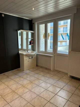 Aangenaam appartement gelegen op een centrale ligging in Blankenberge, vlakbij winkels, openbaar vervoer en het strand. Het appartement beschikt over een lichtrijke leefruimte, een ruime slaapkamer met aansluitende badkamer en praktische kastruimte. Daarnaast is er een gezellig terras aanwezig alsook een fietsenberging. Ideale opportuniteit voor wie voor wie graag dicht bij zee woont en tegelijk wil genieten van de rust. <br />Geen lift in de residentie.<br />Gunstig EPC: B - 183 kwh.<br />Maandelijkse huurprijs: 850 EUR/maand.<br />Onmiddellijk vrij.