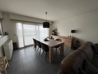 Dit goed gelegen en uitzonderlijk verzorgd appartement bestaat uit: Inkomhal met vestiaire, ruime living met open keuken en schuifdeur naar het aangenaam ruim terras, berging met aansluiting voor de wasmachine en de droogkast, verzorgde badkamer met lavabomeubel en ligbad, apart toilet en 2 volwaardige slaapkamers. Ondergronds garagestaanplaats inbegrepen en een kelder. BUITENKANS!!!
Maak snel een afspraak op 03/568.03.03 of info@vastgoed03.be.