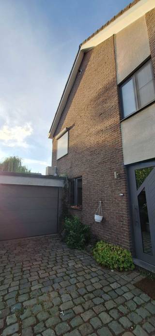Mooie HOB in polderstad, met grote zonnige tuin, 5 slaapkamers, grote garage naast het huis en dubbele oprit. Aluminium ramen,...