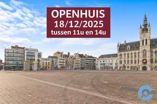 <strong>*** OPEN HUIS MOMENT - Donderdag 18 december tussen 11u en 14u ****</strong><br /><br />Instapklaar, recent gerenoveerd appartement op de eerste verdieping van een kleinschalig gebouw pal op de Markt van Sint-Niklaas.<br /><br />U komt binnen via een ruime inkomhal met apart gastentoilet en berging, waarna de open leefruimte meteen indruk maakt. Authentieke elementen zoals de visgraatparket en de marmeren sierschouw zijn behouden en krijgen extra cachet door de overvloedige lichtinval via de hoge raampartijen.<br />De halfopen, praktisch ingerichte keuken biedt alles wat u van een hedendaagse keuken verwacht en is afgewerkt met een gezellige ontbijt- en aperitiefbar zodat de kok nooit alleen is.<br />Achteraan liggen twee zeer ruime slaapkamers die uitgeven op een patio van circa 10 m², goed voor natuurlijke lichtinval en ventilatie.<br />De badkamer is uitgerust met dubbele wastafel, inloopdouche en toilet, en voorziet plaats voor wasmachine en droogkast.<br /><br />Extra pluspunten: renovatie met oog voor detail, gunstig EPC (label B), overal hoogrendementsbeglazing, conforme elektriciteit, asbestvrij, videofoon, aparte kelderberging en een gloednieuwe hoogrendementsketel.<br />Parkeren kan in de ondergrondse parking van de Grote Markt op abonnementsbasis.<br /><br />Vragen of een bezoek plannen na het bekijken van de foto’s en virtuele tour? Bel Nico via 0475/50 92 09.