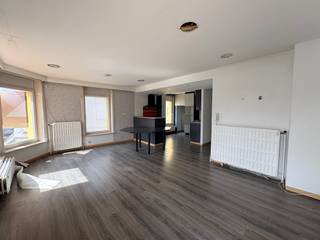 <strong>Handelspand met woonst in centrum van Menen 225 m² ruimte en potentieel</strong><br /><br />Ontdek dit <strong>lichtrijke handelspand met woonst in Menen</strong>, ideaal gelegen en perfect voor wie wonen en werken wil combineren. De woning beschikt over maar liefst <strong>4 slaapkamers</strong> en biedt dankzij het <strong>gunstige EPC</strong> een aangenaam en energiezuinig wooncomfort. Dankzij de <strong>goede ligging</strong> geniet het pand bovendien van een uitstekende zichtbaarheid en bereikbaarheid, wat het interessant maakt voor verschillende commerciële doeleinden. <strong>Een veelzijdige opportuniteit voor ondernemers die wonen en werken op één locatie willen combineren!</strong><br /><br />Indeling<br />Gelijkvloers: Handelsruimte, afzonderlijk toilet, garage<br />1e verdiep: Woonruimte, keuken, badkamer, slaapkamer, badkamer<br />2e verdiep: 3 slaapkamers, afzonderlijk toilet<br /><br />Troeven:<br />- Goeie locatie,<br />- 4 slaapkamers,<br />- Gunstig EPC,<br />- Lichtrijk<br />- Garage