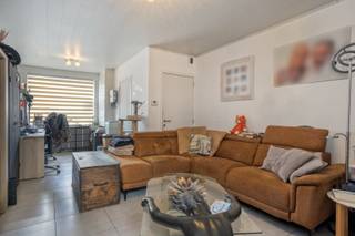 Deze instapklare tussenwoning is ideaal als gezinswoning of als interessante investering. De woning werd in 2016 grondig gerenoveerd en beschikt over drie slaapkamers, een onderhoudsvriendelijke tuin en een ruim bijgebouw. Dankzij de praktische indeling en gunstige ligging is dit een mooie opportuniteit.<br /><br /><strong>Ligging</strong>: De woning is rustig gelegen net buiten het centrum van Roeselare. In de nabije omgeving vindt u onder andere een bakkerij, slagerij, broodjeszaak, het station en een bushalte. Daarnaast is er een vlotte verbinding met de Ring van Roeselare en de E403 richting Kortrijk en Brugge.<br /><br /><strong>Indeling van de woning:</strong>
<ul>
<li><u>Gelijkvloers</u>: U komt binnen via de inkomhal, die toegang biedt tot de aangename woonkamer. Aansluitend bevindt zich de open keuken. Verder beschikt het gelijkvloers over een apart toilet en een praktische wasplaats.</li>
<li><u>Eerste verdieping</u>: Op de eerste verdieping bevinden zich drie volwaardige slaapkamers en de badkamer.</li>
<li><u>Buitenruimte</u>: De woning beschikt over een volledig omheinde tuin op een perceel van 139 m². Daarnaast is er een buitenberging en een ruim bijgebouw, dat perfect kan dienen als extra bergruimte, hobbyruimte of opslagplaats.</li>
</ul>
De woning werd in 2016 volledig gestript en gerenoveerd, waarbij onder andere de ramen, het dak, de elektriciteit, het sanitair en het interieur werden aangepakt. Verder beschikt de woning over dubbele beglazing, conform gekeurde elektriciteit, centrale verwarming op aardgas, 10 zonnepanelen en dakisolatie.<br /><br /><strong>Troeven:</strong>
<ul>
<li>Drie volwaardige slaapkamers.</li>
<li>Volledig omheinde tuin van 139 m².</li>
<li>Ruim bijgebouw met diverse mogelijkheden.</li>
<li>Conform gekeurde elektriciteit.</li>
<li>Momenteel is de woning verhuurd en de huurder wenst te blijven. Ideaal als je op zoek bent naar onmiddellijk, rendabele investering.</li>
<li>Gunstige ligging nabij het centrum van Roeselare.</li>
<li>Zonnepanelen aanwezig.</li>
</ul>
<strong>Interesse?</strong> Contacteer ons kantoor voor meer informatie of plan een vrijblijvend bezoek via 051/201.400 of info@dicasa.be.