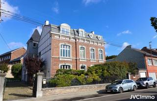 Composition :Sous-sol (-1) : caves : +/- 125 m²RDCH : halls + spacieux hall accès 1er étage avec somptueux escalier en bois massif + douze pièces...