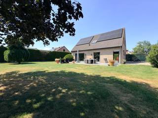 <strong>Geluwe - Ruime villa met grote tuin en 3 slaapkamers</strong><br /><br /><strong>Indeling:</strong><br /><u>- Gelijkvloers:</u> inkomhal, afzonderlijk toilet, woonruimte met aansluitend de keuken, garage<br /><u>- 1e verdiep:</u> 3 slaapkamers en badkamer<br /><br /><strong>Troeven:</strong><br />- 3 slaapkamers<br />- Zuid-Oost gerichte tuin<br />- Garage<br />- Airco aanwezig