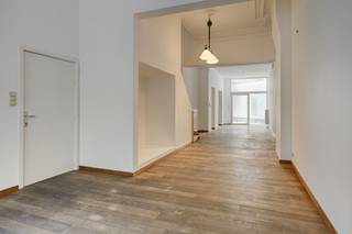 <p><span><strong><u>Unieke tweewoonst met stadstuin in historische wijk van Antwerpen</u></strong></span></p><p><span><strong> </strong></span></p><p><span><span>In het hart van de </span><strong>historische wijk van Antwerpen</strong><span>, vlak naast het </span><strong>Warenmuseum van het voormalig Handelsgesticht</strong><span>, bevindt zich deze uitzonderlijke </span><strong>tweewoonst</strong><span> met een rijke geschiedenis en eindeloze mogelijkheden.</span></span><br /><span><span>Dit karaktervolle pand combineert </span><strong>authentieke charme</strong><span> met ruimte, licht en een uitstekende ligging in één van de meest sfeervolle straten van de stad.</span></span></p><p><span><span> </span></span></p><p><span><strong>Ligging</strong></span></p><p><span><span>De woning ligt </span><strong>nabij het bruisende Marnixplein, de Volkstraat en de Nationalestraat</strong><span>, met hun vele boetieks, restaurants en cafés.</span></span><br /><span><span>Daarnaast bevindt het pand zich op wandelafstand van </span><strong>het Museum van Schone Kunsten (KMSKA)</strong><span>, de </span><strong>vernieuwde Scheldekaaien</strong><span> en het </span><strong>vernieuwde Zuidpark</strong><span> — een toplocatie die het beste van wonen in de stad combineert met rust en karakter.</span></span></p><p><span><strong> </strong></span></p><p><span><strong>Indeling</strong></span></p><p><span><span>De eigendom omvat een </span><strong>duplex met stadstuin</strong><span> en een </span><strong>triplex met aparte ingang</strong><span> — ideaal voor wie wil </span><strong>wonen en verhuren</strong><span>, </span><strong>kangoeroewonen</strong><span>, of investeren in </span><strong>korte termijn verhuur (expats, Airbnb, co-living, enz.)</strong><span>.</span></span></p><p><span><span> </span></span></p><p><span><strong>Duplex (gelijkvloers + 1ste verdieping)</strong></span></p><ul><li><span><span>2 ruime slaapkamers</span></span></li><li><span><span>Toegang tot aangename </span><strong>westgerichte stadstuin</strong></span></li><li><span><span>Authentieke details bewaard</span></span></li><li><span><span>Badkamer + douche en apart toilet</span></span></li></ul><p><span><span> </span></span></p><p><span><strong>Triplex (2de, 3de en 4de verdieping)</strong></span></p><ul><li><span><span>3 slaapkamers</span></span></li><li><span><span>Badkamer en 3 toiletten</span></span></li><li><span><strong>Aparte inkom</strong></span></li><li><span><span>Charmante ruime leefruimte met open keuken</span></span></li><li><span><span>Grote indelingsvrijheid en </span><strong>veel potentieel</strong></span></li></ul><p><span><span> </span></span></p><p><span><strong>Troeven</strong></span></p><ul><li><span><strong>Toplocatie</strong><span> in de historische wijk van Antwerpen</span></span></li><li><span><strong>Nabij Marnixplaats, Volkstraat, Nationalestraat en KMSKA</strong></span></li><li><span><strong>Op wandelafstand van het vernieuwde Zuidpark en de Scheldekaaien</strong></span></li><li><span><strong>Charmante architectuur</strong><span> en sfeervolle details</span></span></li><li><span><strong>Stadstuin</strong><span> met veel namiddag- en avondzon</span></span></li><li><span><strong>Geschikt voor korte termijn verhuur</strong><span> (expats, Airbnb, co-living, …)</span></span></li><li><span><strong>Uitstekende bereikbaarheid</strong><span> en nabij openbaar vervoer</span></span></li></ul><p><span><span> </span></span></p>