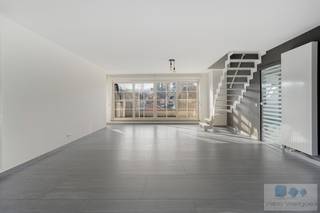 Op een strategische locatie te Aarschot, bevindt zich dit riant duplex appartement met 3 slaapkamers en prachtig zonneterras.<br /><br />Dit uitzonderlijk appartement met oppervlakte van maar liefst 167 m², is gelegen pal in het centrum van het bruisende, aantrekkelijke Aarschot. Dit maakt dat alle plaatselijke kleinhandel, scholen, alsook openbaar vervoer/station, op wandelafstand bereikbaar zijn.<br />De centrale ligging zorgt voor een perfecte balans tussen woon en werkverkeer met directe connectie naar oprit autostrade E314 alsook alle belangrijke invalswegen.<br /><br />We betreden het gebouw via de gezamenlijke inkomhal waar de lift & traphal ons toegang verlenen tot het 3 de verdiep waar het appartement zich bevindt. In het appartement, geeft de privatieve inkomhal, voorzien van gastentoilet en vestiaire, doorgang tot de zéér lichtrijke open leefruimte met zithoek, eetplaats en aansluitend deels open keuken voorzien van alle hedendaags comfort. Verder bevinden er zich 2 ruime slaapkamers met ingemaakte kasten en uitgeruste badkamer. Vanuit de leefruimte, betreden we het prachtige zonneterras waar het heerlijk vertoeven is.<br /><br />De open trap in de leefruimte zorgt voor connectie met de bovenverdieping. Deze maakt plaats voor een ruime logeerkamer alsook ruime linnenkamer, beiden met inbouwkasten.<br /><br />Troeven: EPC label B, conforme elektriciteit, topmaterialen<br /><br />Tevens ideaal als opbrengsteigendom of investeringsvastgoed met gunstig rendement!