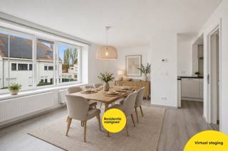 Centraal gelegen in Assebroek bevindt zich dit veelzijdige opbrengsteigendom op een perceel van 240 m², bestaande uit een handelsgelijkvloers met bovenliggend appartement en een afzonderlijk duplex appartement. Dankzij de nabijheid van invalswegen, scholen en winkels geniet u hier van een uitstekende bereikbaarheid en visibiliteit.<br />Het handelsgelijkvloers (ca. 106 m²) omvat een lichtrijke winkelruimte, bureau, keuken, archiefruimte, apart toilet, toegang tot de tuin en 2 private parkeerplaatsen. Het appartement op de eerste verdieping (ca. 71 m²) maakt integraal deel uit van deze handelsruimte en omvat een leefruimte, ingerichte keuken, slaapkamer en badkamer (geen aparte entiteit, dus geen domicilie mogelijk).<br />De tweede verdieping en duplex vormen een bijkomend appartement met open leefruimte en keuken, slaapkamer en sanitair.<br />Het gebouw beschikt grotendeels over vernieuwde beglazing en een geïsoleerd dak. Er zijn geen syndicuskosten, wat dit pand extra interessant maakt als investering. Ideaal voor een combinatie van wonen en werken!