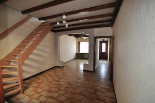 Deze woning bestaat uit: inkomhal - living - keuken - badkamer - berging - toilet - 2 slaapkamers - garage.Vrij 1/10/2025. Huurprijs 795 €/mnd...