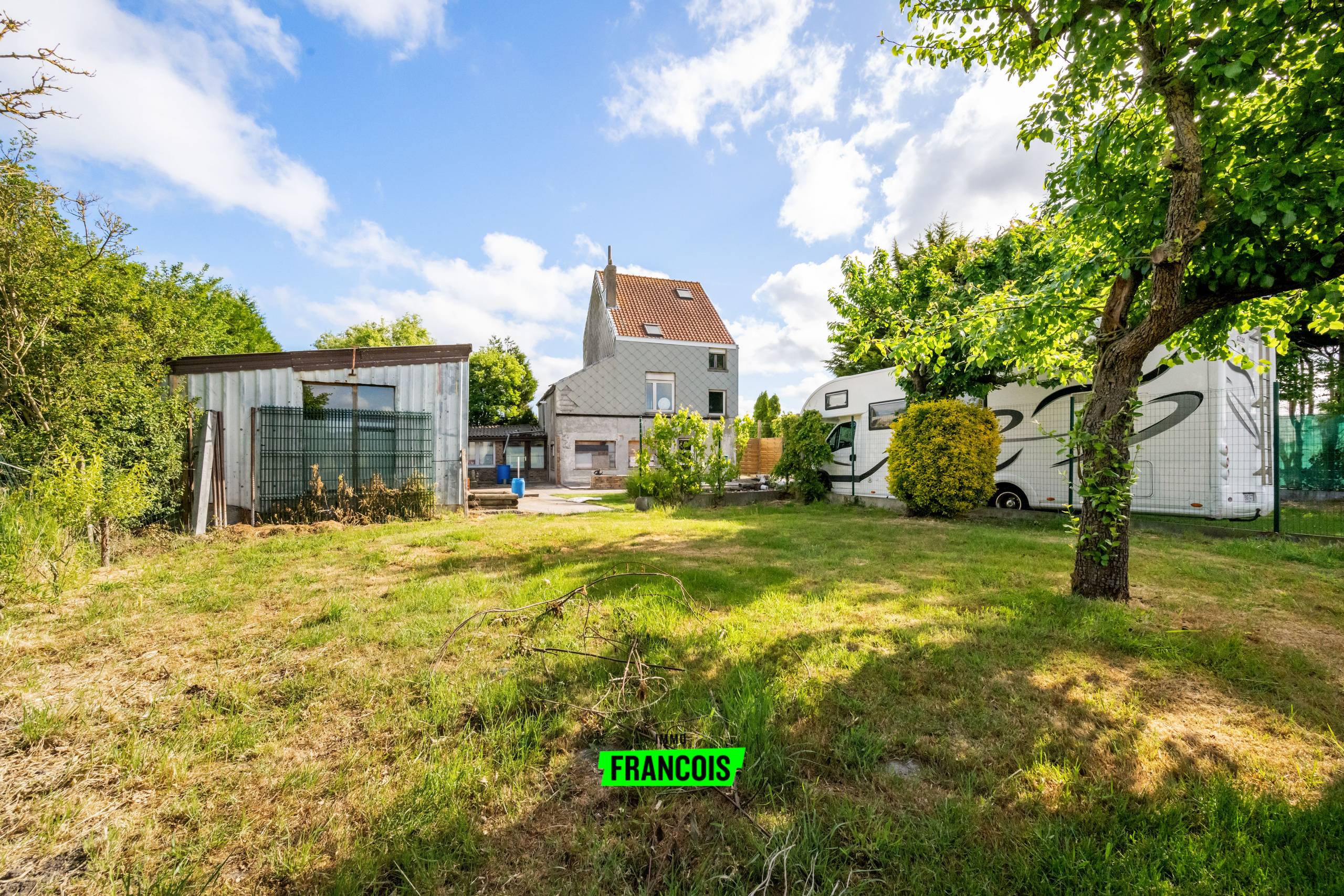 Renovatieproject op riant perceel van meer dan 3.700m² te koop te Bredene - foto 1
