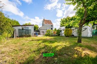Renovatieproject op riant perceel van meer dan 3.700m² te koop te BredeneDeze ruime woonst bevindt zich op een rustige locatie te Bredene. De woning...