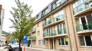 Op zoek naar een interessante investering of een comfortabel appartement op een uitstekende locatie? Dan is dit verzorgde appartement in de Schutterijstraat zeker een bezoek waard.<br /><br />Gelegen op wandelafstand van het centrum van Deinze geniet u hier van een vlotte bereikbaarheid, winkels, openbaar vervoer, scholen en ontspanningsmogelijkheden binnen handbereik. De residentiële ligging combineert rust met alle voordelen van het stadsleven. <br /><br />Het appartement beschikt over een inkomhal die toegang biedt tot de lichtrijke leefruimte met open, ingerichte keuken voorzien van toestellen. Verder zijn er twee mooie slaapkamers waarvan de ruimste met ingewerkt maatwerkkast. De badkamer is voorzien van een douche en er is een afzonderlijk gastentoilet aanwezig.<br /><br />Daarnaast beschikt het appartement over een handige berging en een aangenaam balkon.<br /><br />Extra troeven zijn de privatieve kelderberging, de privatieve autostandplaats en de gemeenschappelijke fietsenberging.<br /><br /><em>Bepaalde foto's werden digitaal geoptimaliseerd voor een neutrale presentatie van het pand.</em>