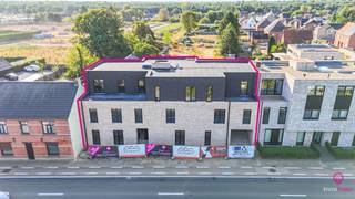 Nieuw in Heusden-Zolder – Duurzame BEN-Appartementen met slechts 2% registratierechten!<br /><br />Residentie NOIR brengt hedendaags en energiezuinig wonen samen in een stijlvol, kleinschalig nieuwbouwproject in het hart van Heusden. Met slechts 8 volledig afgewerkte appartementen is dit project ideaal voor wie op zoek is naar comfort, duurzaamheid én een centrale ligging in een bruisende gemeente.<br /><br />Wonen in Stijl!<br /><br />De appartementen in Residentie NOIR zijn ontworpen met het oog op toekomstgericht wonen. Elk appartement voldoet aan de BEN-normen en is uitgerust met de nieuwste technieken<br />- Warmtepomp!<br />- Vloerverwarming in alle ruimtes!<br />- 4 zonnepanelen per appartement!<br />- Zuidgerichte terrassen; veel natuurlijk licht!<br /><br />Bij oplevering zijn de appartementen volledig instapklaar afgewerkt!<br /><br />Prijzen (exclusief kosten oa. Registratie, notariskosten en aansluitingskosten nutsvoorzieningen):<br />- 1 slaapkamer – €275.000<br />- 2 slaapkamers – vanaf €283.000<br />- 3 slaapkamers – vanaf €324.000<br /><br />Bij elk appartement ben je verplicht ook een carport/autostaanplaats met private berging bij aan te kopen aan €10.000 (excl. kosten) – ideaal voor extra opbergruimte en beschermd parkeren.<br /><br />Topligging in Heusden Centrum<br /><br />Residentie NOIR ligt op een uitstekende locatie, op wandelafstand van winkels, horeca, openbaar vervoer en andere voorzieningen. Je geniet hier van de rust van een residentiële buurt, maar met alle comfort van het stadscentrum binnen handbereik.<br /><br />Aankoop aan slechts 2% registratierechten mogelijk mits de koper voldoet aan de voorwaarden!<br /><br />Een van de grootste troeven van dit project is de mogelijkheid om aan te kopen aan slechts 2% registratiebelasting (mits je voldoet aan de wettelijke voorwaarden)<br /><br />Verwachte oplevering: voorjaar 2026<br /><br />De oplevering van Residentie NOIR is gepland voor het voorjaar van 2026. Ideaal voor wie vooruit plant en wil investeren in zorgeloos wonen voor de toekomst.<br /><br />Ben je op zoek naar een duurzame en comfortabele woonst in het hart van Heusden-Zolder?<br />Dan is Residentie NOIR absoluut een bezoek waard!<br /><br />Voor een bezichtiging ter plaatse of meer info, bel ons op het nummer 078/78.78.70, of kom gewoon binnen op ons kantoor, steeds welkom!