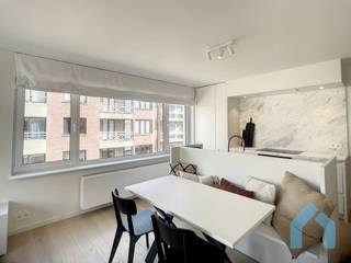 Bel appartement d'angle de 2 chambres à coucher à distance de marche de la plage. Cet appartement a été rénové avec goût, avec de nombreux placards intégrés, une cuisine moderne, du parquet, etc.<br /><br />Aménagement : entrée avec débarras (avec branchement pour machine à laver), toilettes séparées et vestiaire spacieux. Séjour orienté vers l'ouest et très lumineux, 2 chambres dont une grande chambre avec lit double et armoire encastrée, une 2ème chambre avec lit superposé pliable et fenêtre extérieure. Salle de douche spacieuse accessible séparément depuis le hall de nuit. Cuisine ouverte entièrement équipée avec îlot de cuisson (plan de travail en marbre de Carrare, réfrigérateur et plaques de cuisson).<br /><br />Rangement des vélos au rez-de-chaussée de l'immeuble.<br /> 