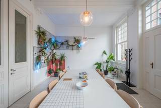<p>Quares - TREVI Groep presenteert dit unieke pand op een absolute toplocatie in Mechelen. <br />Gelegen aan de Dijle, op wandelafstand van de Vismarkt, de Melaan en de jachthaven, geniet deze eigendom van een uitzonderlijke ligging achter een prachtige historische gevel. Vanuit het pand kijkt u uit op de rivier, de Kraanbrug en de iconische houten huisjes die het stadsbeeld van Mechelen mee bepalen.</p>
<p>Op het gelijkvloers worden 2 ruimtes te huur aangeboden. Momenteel worden deze ingevuld als kantoorruimte, maar ze bieden tal van mogelijkheden voor andere commerciële invullingen. Denk aan een boetiek, galerij, broodjeszaak, praktijkruimte of een innovatief concept dat perfect aansluit bij de levendige omgeving.</p>
<p>De voorste ruimte van ca. 28 m² baadt in natuurlijk licht dankzij de grote raampartijen, en charmeert met authentieke moulures en hoge plafonds. Achteraan bevindt zich een tweede ruimte van ca. 36 m² die zich uitstekend leent als atelier, backoffice of aanvullende werkruimte. Hier zijn reeds een keuken, vestiaire en gastentoilet aanwezig.</p>
<p>Beide ruimtes worden verbonden door een statige inkomhal die tevens toegang biedt tot de bovenliggende appartementen. Deze hal kan fungeren als representatieve toegang voor bezoekers of als afzonderlijke ingang voor medewerkers via de poort aan de zijgevel.</p>
<p>Dankzij de rustige ligging, de aangename sfeer en de hoge plafonds biedt dit pand een comfortabele werkplek voor een team tot ongeveer acht personen. Bovendien kunnen in de directe omgeving ondergrondse parkeerplaatsen gehuurd worden.</p>
<p><strong>Praktisch</strong></p>
<ul>
<li>Maandelijkse huurprijs: € 1.450</li>
<li>Maandelijks lastenforfait: € 100</li>
<li>Jaarlijkse onroerende voorheffing: ca. € 1.450</li>
<li>Beschikbaar vanaf 1 augustus 2026, maar start januari 2027 of daar tussenin vormt eveneens geen probleem</li>
<li>Huurwaarborg: 3 maanden</li>
</ul>
<p>Bent u op zoek naar een karaktervolle ruimte op een unieke locatie in het centrum van Mechelen? Contacteer Tinne Schotsmans via 0477 60 21 99 of tinne.schotsmans@quares-trevi.be voor meer informatie of een bezoek ter plaatse.</p>
<p>Tot binnenkort!</p>