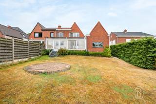 <p>Ruime halfopen woning met 3 slaapkamers en grote tuin</p><p>Deze aangename halfopen woning combineert ruimte, licht en rust met een vlotte bereikbaarheid. Op het gelijkvloers bevinden zich een inkomhal met apart toilet, een ruime en lichtrijke living, keuken en een veranda met prachtig zicht op de grote, zonnige tuin met weinig inkijk.</p><p>Op de eerste verdieping zijn er 3 slaapkamers, waarvan 2 bijzonder ruime kamers, en een badkamer. Daarnaast beschikt de woning over een kelder, zolder en een zeer ruime garage.</p><p>De rustige ligging en de vlotte verbinding naar de autosnelweg en Kortrijk maken deze woning bijzonder interessant voor gezinnen die comfortabel en rustig willen wonen, zonder in te leveren op bereikbaarheid.</p><p>Een ruime gezinswoning met veel potentieel, privacy en een grote tuin.</p><p>Meer info of plan je bezoek via denis@immobeguin.be of www.immobeguin.be</p>