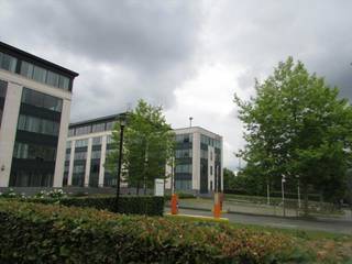 Business Park met vijf luxueuze kantoorgebouwen. Gemakkelijk bereikbaar vanaf de Ring van Brussel en de E19. Zeer goed zichtbaar vanaf de Ring van Brussel.<br />Binnenparking: 1200 €/plaats/jaar<br />Buitenparking: 700 €/plaats/jaar<br />Exclusief kosten en belastingen.