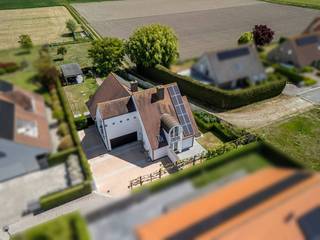 In een van de meest gegeerde en rustige residentiële wijken van Knokke-Heist bevindt zich deze recente villa, een uitzonderlijke woning waar comfort, energiezuinigheid en ligging samenkomen. Met een panoramisch uitzicht over de uitgestrekte polders biedt deze villa een unieke combinatie van rust en openheid, terwijl u toch vlakbij het strand, winkels en het openbaar vervoer bent.De villa is gebouwd op een royaal perceel van 1.362 m² en beschikt over alle hedendaagse technieken die bijdragen aan een duurzaam en zorgeloos wooncomfort. Zonnepanelen, laadpaal en een warmtepomp zorgen voor een energie-efficiënte levensstijl, zonder in te boeten op luxe. Binnenin geniet u van 361 m² bewoonbare oppervlakte, verdeeld over drie volwaardige slaapkamers, een ruime en lichtrijke badkamer, en een ingebouwde sauna die zorgt voor een vleugje wellness in eigen huis.De woning beschikt verder over een ruime inpandige garage én extra parkeermogelijkheden op de oprit, ideaal voor bezoekers of gezinnen met meerdere wagens.Dit is een zeldzame opportuniteit voor wie op zoek is naar een instapklare villa met een adembenemend uitzicht.Indeling:GLV:- inkomhall met gastentoilet- bureau- living- eetplaats- open keuken met eetplaats en zicht op tuin- bijkeuken- ruime garage1steV:- masterbedroom met dressing- 2 volwaardige slaapkamers- nachthall met toilet- badkamer bestaande uit dubbele wastafel, ligbad, douche en saunaUniek vastgoed te koop in Knokke-Heist!*Deze AI-visualisaties zijn bedoeld als inspiratie. Er werd geen rekening gehouden met technische specificaties, stedenbouwkundige voorschriften of de concrete mogelijkheden tot realisatie.