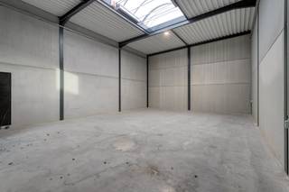 Deze kwalitatieve nieuwbouw loods te huur is gelegen in het Clarysse Businesspark in Pittem. Een uitstekende uitvalbasis voor ondernemers die op zoek zijn naar een functionele ruimte voor opslag of lichte productie binnen een representatieve omgeving voor bedrijfsvastgoed.<br /><br />Het pand bevindt zich op een strategische en vlot bereikbare locatie in Pittem. Dankzij de nabijheid van belangrijke verbindingswegen kent deze site een vlotte ontsluiting naar omliggende gemeenten en de E403.<br /><br />Specificities: <br /> <br />- Loods / KMO-unit: ca. 150 m²<br /><br />- Bouwjaar 2025 (nieuwbouw)<br /><br />- Automatische sectionale poort<br /><br />- Sanitaire blok uitgerust met toilet en lavabo<br /><br />- Voorzien van verlichting en extra stopcontacten<br /><br />- 3-fasige elektriciteit aanwezig<br /><br />- Inclusive 1 private staanplaats voor het pand<br /><br />Dit nieuwbouw pand combineert een moderne uitstraling met al het nodige comfort voor uw onderneming. Bent u op zoek naar een kwalitatieve loods te huur in Pittem?<br /><br />Bent u op zoek naar bedrijfsvastgoed bestaande uit een loods te huur in Pittem? Aarzel dan niet om ons te contacteren op het nummer 051 21 22 23.<br /><br />Bestuursmaatregelen in het maatregelenregister: nee