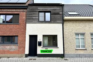 Deze schitterende huurwoning in het hart van Watervliet biedt een perfecte combinatie van modern comfort en energiezuinigheid. <br /><br />Deze excellent afgewerkte woonst is uniek voor de huurmarkt. Het huis biedt volop ruimte en comfort. Op het gelijkvloers vind je de leefruimte met een handige bureauhoek en een moderne keuken, voorzien van een lichtkoepel. De keuken is volledig uitgerust met onder andere een inductiekookplaat, twee combiovens, een vaatwasser en grote raampartijen die uitkijken op de mooi aangelegde tuin.<br /><br />Op de eerste verdieping zijn er twee ruime slaapkamers en een stijlvolle badkamer met inloopdouche, dubbele wastafel en toilet. De tweede verdieping beschikt over een derde slaapkamer en extra bergruimte. <br /><br />Achteraan de woning bevindt zich een ruime garage bereikbaar via een achtergelegen straat. Daarnaast is het huis volledig geïsoleerd en uitgerust met zonnepanelen, wat bijdraagt aan de energiezuinigheid. Ook beschikt de woonst over sfeerverlichting, een ventilatiesysteem en een geavanceerde elektrische installatie die klaar is voor een domoticasysteem, wat zorgt voor optimaal comfort en gebruiksgemak.<br /><br />Een unieke kans om te genieten van een uiterst comfortabele woning met moderne technologie in een rustige en groene omgeving! Aarzel niet en neem vandaag nog contact op met Louis Van Zele van Immo Francois Meetjesland voor meer informatie of om een bezichtiging voor deze unieke huurwoning in te plannen.<br /><br />