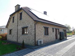 Stap binnen in deze stijlvolle woning, gebouwd in 2001, gelegen op een zuidgericht perceel van maar liefst 15a 30ca. Deze eigendom combineert...