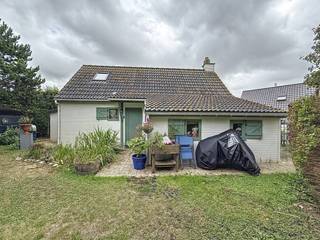 Deze gezellige vakantiewoning bevindt zich in het domein Nieuwendamme, op een steenworp van de jachthaven van Nieuwpoort.<br />Indeling: inkomhal, badkamer met douche en enkele lavabo, toilet, slaapkamer op de eerste verdieping. ruime en lichtrijke leefruimte, volledig ingerichte keuken en een zonnige, gezellige tuin.<br />Ideaal als tweede verblijf of investering aan de kust! Het domein Nieuwendamme beschikt over een gemeenschappelijk zwembad en een speeltuin. 