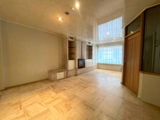 <p>Op zoek naar een centraal gelegen woning met potentieel?<br />Ontdek deze gezellige gezinswoning in Menen, op wandelafstand van de Grote Markt.<br /><br />De woning beschikt over een stadstuin, drie volwaardige slaapkamers, extra in te richten kamer en een praktische indeling. Dankzij de centrale ligging zijn alle voorzieningen vlot bereikbaar.</p>
<strong>Indeling:</strong><br />Inkomhal, leefruimte met aansluitende keuken en zicht op terras, apart toilet en ruime, droge kelder.<br />Op de eerste verdieping bevinden zich twee slaapkamers.<br />De tweede verdieping telt een derde slaapkamer (opgesplitst met valse wand) en een badkamer met douchebad, toilet en wastafel, met plaats voor een wasmachine.<br />De derde verdieping biedt een extra kamer, ideaal als vierde slaapkamer, bureau of hobbyruimte.
<p><strong>Troeven:</strong></p>

<ul><li>Centrale ligging nabij alle voorzieningen en op wandelafstand van de Leie</li><li>4 slaapkamers</li><li>Stadstuin met overdekt terras</li><li>Gezellige leefruimte met open keuken</li><li>Ruime, droge kelder</li><li>Praktische indeling met veel potentieel</li><li>Ideaal voor starters of investeerders</li></ul>
Renovatieplicht