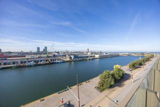 Ontdek dit exclusief duplexappartement in Residentie Baelskaai 26. Hier geniet u van een uitzonderlijke combinatie van luxe, rust en hedendaags wooncomfort, vlakbij zee en strand. Dit duplexappartement bevindt zich op de zevende en achtste verdieping en beschikt over twee slaapkamers, een aangename leefruimte en een heerlijk terras. Dankzij de grote raampartijen baadt het appartement in natuurlijk daglicht en geniet u van een schitterend panoramisch zicht over de stad Oostende, gecombineerd met een prachtig lateraal zeezicht. Een uniek decor dat op elk moment van de dag weet te bekoren. De moderne architectuur, kwalitatieve afwerking en aandacht voor duurzaam en energiezuinig wonen maken van Residentie Baelskaai 26 een bijzonder aangename plek om thuis te komen. Ook aan praktisch comfort werd gedacht. Zo zijn er parkeerplaatsen en garages beschikbaar met rechtstreekse toegang tot het gebouw. Daarnaast beschikt de residentie over een gemeenschappelijke fietsenberging op het gelijkvloers. De uitstekende ligging op Oosteroever, een van de meest veelbelovende en exclusieve stadsdelen van Oostende, vormt een absolute meerwaarde. Hier woont u in een unieke omgeving. Of u nu op zoek bent naar een luxueuze vaste woonst, een exclusief tweede verblijf aan zee of een waardevolle vastgoedinvestering, dit duplexappartement biedt een uitzonderlijke woonbeleving op een toplocatie aan de Belgische kust. Laat u verleiden en ontdek zelf de charme van wonen in residentie Baelskaai 26. Contacteer ons vandaag nog voor meer informatie of een bezoek ter plaatse!