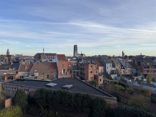 Centraal gelegen appartement op de 5de verdieping, omvattende inkomhal met 4deurs vestiairekast, living met aansluitend terras, keuken met balkon...
