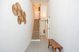 <p>Wonen in het hippe Boho</p><p> </p><p>Op de grens van Zurenborg en BOHO ligt een prachtig kleinschalig gebouw met een authentieke gevel. Dichtbij het stadscentrum, maar toch aangenaam en rustig wonen.</p><p>Je wandelt zo naar de Dageraadplaats voor een koffietje of een aperitief, maar ook het Moorkensplein en het Zuid zijn niet veraf.</p><p>Wie Antwerpen een beetje kent, weet dat deze buurt al jaren rustig haar eigen charme heeft opgebouwd.</p><p> </p><p>De ligging is centraal, op fietsafstand van het centrum en het Centraal Station. Invalswegen en de ring zijn binnen handbereik, net als de vele winkels en supermarkten.</p><p> </p><p>In dit kleinschalige gebouw bevindt zich op de gelijkvloerse verdieping een verzorgd éénslaapkamerappartement dat recent werd gerenoveerd.</p><p> </p><p>• 58 m² woonoppervlakte met praktische indeling</p><p>• Volledig gerenoveerd met moderne en kwalitatieve materialen</p><p>• Lichtrijke leefruimte met open keuken en stadskoer</p><p>• 1 slaapkamer met ensuite badkamer</p><p>• Kelderberging aanwezig</p><p> </p><p>Het appartement heeft een lichte leefruimte met hoge plafonds en aansluitend een open keuken. Grote ramen, mooie materialen, en een praktisch ingerichte leefruimte.</p><p> </p><p>De open keuken is modern afgewerkt en uitgerust met alle toestellen. Voldoende werkruimte, praktische opbergkasten en alles binnen handbereik. Een keuken waar koken en gezellig samenzijn moeiteloos samenkomen. Als kers op de taart is er een gezellige koer aan de keuken.</p><p> </p><p>Achteraan het appartement ligt de ruime en rustig gelegen slaapkamer. Aansluitend bevindt zich de badkamer met een mooie inloopdouche en een strak wastafelmeubel. Praktisch ingericht en netjes afgewerkt.</p><p> </p><p>Daarnaast is er nog een kelderberging voorzien, handig voor fietsen, koffers of alles wat je liever niet in de woonkamer bewaart.</p><p> </p><p>Ontdek het zelf en plan je bezoek via www.sinjoor.be of 03 283 05 00</p>