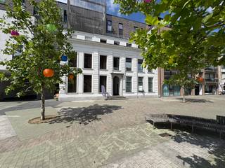 <p>Op zoek naar een stijlvolle en centraal gelegen praktijk- of kantoorruimte in Deinze? </p><p>Deze aangename ruimte bevindt zich op de gelijkvloerse verdieping van het karaktervolle Huis van Thuyne, een verzorgd en stijlvol gebouw met een prachtige binnentuin.</p><p></p><p>De praktijkruimte heeft een oppervlakte van 29 m² en beschikt over een eigen lavabo. In de gemeenschappelijke inkomhal is er bovendien ruimte die perfect kan worden ingericht als wachtruimte, met aansluitend een gastentoilet.</p><p></p><p>Een belangrijk extra voordeel is de ondergrondse autostaanplaats, inbegrepen in de huurprijs. Zo parkeert u uw wagen steeds veilig en comfortabel.</p><p></p><p>De ligging is bijzonder aantrekkelijk: in het centrum van het historische Deinze, vlak aan het Kaandelpark en op wandelafstand van openbaar vervoer, winkels, scholen, de Brielmeersen en het Leietheater.</p><p></p><p>Een ideale locatie voor wie een professionele praktijk- of kantoorruimte zoekt die rust, comfort en bereikbaarheid combineert.</p><p>Interesse om deze praktijkruimte te bezoeken?</p>