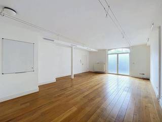 <p><span>Gelegen tussen het </span><strong><span>station van Schaarbeek en het Josaphatpark</span></strong><span>, bevindt dit kantoor van </span><strong><span>55 m²</span></strong><span> zich in een binnenblok en biedt het een rustige en aangename werkomgeving.</span></p>
<p><span>Het omvat een </span><strong><span>lichte kantoorruimte van ongeveer 45 m²</span></strong><span>, een kitchenette, een bergruimte, een privatieve wc en een </span><strong><span>grote privatieve kelder</span></strong><span>.</span></p>
<p><span>Het pand verkeert in </span><strong><span>uitstekende staat</span></strong><span> en beschikt over een </span><strong><span>conforme elektrische installatie</span></strong><span>. Het is bijzonder geschikt voor een </span><strong><span>vrij beroep</span></strong><span> of als investering, met een </span><strong><span>geschatte huurinkomst van ongeveer €750/maand</span></strong><span>.</span></p>
<p><span>De </span><strong><span>maandelijkse lasten bedragen €106,01</span></strong><span> en omvatten het onderhoud en de elektriciteit van de gemeenschappelijke delen, een provisie voor verwarming en water, de gebouwverzekering en beheerskosten. Het kantoor beschikt over een </span><strong><span>privatieve elektriciteitsmeter</span></strong><span> en individuele watermeters.</span></p>
<p><span>Het pand heeft een </span><strong><span>kadastraal inkomen van €645/jaar</span></strong><span> en een </span><strong><span>geraamde onroerende voorheffing van €955,34/jaar</span></strong><span>.</span></p>
<p><span>Dankzij de nabijheid van </span><strong><span>openbaar vervoer, winkels en belangrijke verbindingswegen</span></strong><span> is dit een praktische locatie voor een professionele activiteit in een rustige omgeving.</span></p>