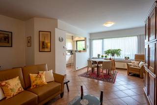 Op een uitstekende locatie, vlak bij het centrum van Kapellen, bevindt zich dit leuke gelijkvloersappartement. Dankzij de praktische indeling en het onderhoudsvriendelijke karakter is dit de ideale woonst voor wie comfortabel wil wonen op een rustige, maar centrale ligging.<br /><br />Via de inkomhal met vestiairekast bereikt u de aangename leefruimte met tegelvloer. Aansluitend vindt u de keuken, een gastentoilet met handenwasser en de badkamer, uitgerust met een lavabomeubel en douche. Verder beschikt het appartement over twee volwaardige slaapkamers, waarvan een toegang geeft tot het terras/tuin.<br /><br />Buiten geniet u van een gezellig en onderhoudsvriendelijk tuintje, ideaal om te ontspannen. Als extra troef hoort er ook een garagebox bij het appartement.<br /><br />Interesse? Contacteer ons vrijblijvend voor een bezoek via 03/568.03.03 of info@vastgoed03.be. <br />Wij helpen u graag verder!