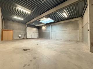 Deze goed uitgeruste loods heeft een oppervlakte van 133 m² en beschikt over een privatieve autostaanplaats. Gelegen op een uitstekende locatie,...