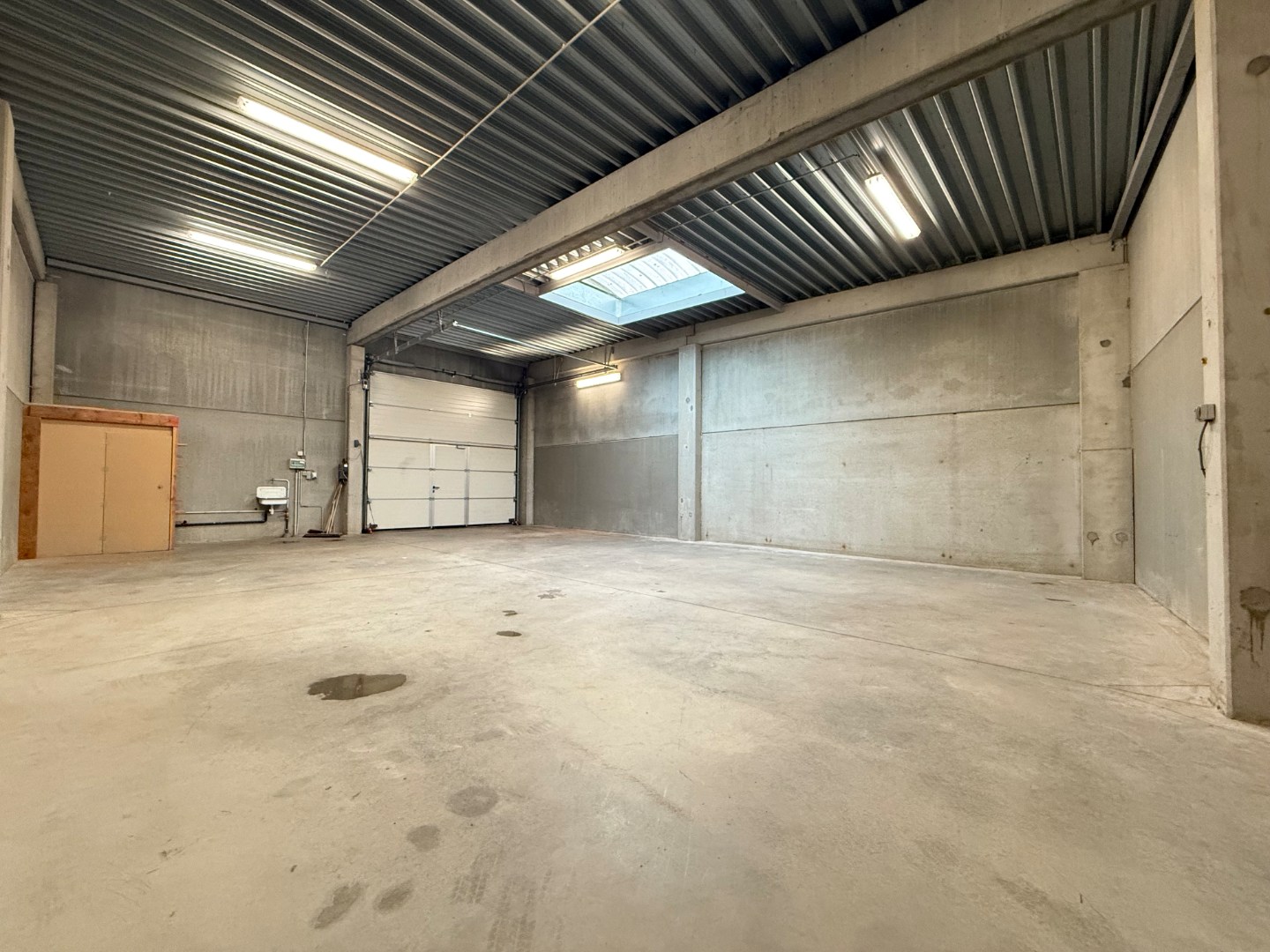 Loods met privatieve autostaanplaats - vlakbij centrum Roeselare! - foto 2