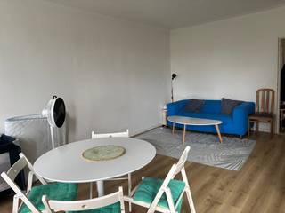 Appartement met 2 slaapkamers te koop in rustige buurt van Merksem<br /><br />Ben je op zoek naar een eerste eigen woning of een interessante investering? Dan is dit appartement zeker een kijkje waard.<br /><br />Het appartement ligt in een rustig gebouw met slechts 6 appartementen en beschikt over een ruime, lichtrijke woonkamer met open keuken. Er zijn twee slaapkamers: één ruime slaapkamer en een tweede, kleinere kamer die perfect kan dienen als kinderkamer, bureau of berging. <br />Daarnaast ook nog een badkamer met douche en een aparte wc. <br /><br />Het appartement is netjes onderhouden, maar kan hier en daar een opfrisbeurt gebruiken. Ideaal dus om het helemaal naar je eigen smaak in te richten.<br /><br />De ligging is een grote troef. Je woont in een rustige wijk in Merksem, met een grote speeltuin recht tegenover het gebouw. Winkels, openbaar vervoer en de autosnelweg liggen vlakbij, waardoor alles gemakkelijk bereikbaar is.<br /><br />Momenteel is het appartement verhuurd. De huurder is op zoek naar een andere woning, maar staat er eventueel ook voor open om te blijven. Daardoor is dit appartement zowel interessant voor wie er zelf wil wonen als voor wie op zoek is naar een opbrengsteigendom.<br /><br />Pluspunten:<br /><br />Appartement van 85m2 <br />Ruime woonkamer met open keuken<br />2 slaapkamers, klein terras met ingemaakte kast aansluitend aan de 2de slaapkamer. <br />Kelder<br />Kleinschalig gebouw met 6 appartementen<br />Rustige ligging<br />Speeltuin aan de overkant<br />Dicht bij winkels, openbaar vervoer en de autosnelweg<br />Ideaal voor starters of investeerders<br />Garage 33m2 optioneel aan te kopen voor €28.000<br />EPC D - 306<br />Electriciteit conform, attest geldig tot 2045<br /><br />Heb je interesse of wil je graag een bezoek plannen? Neem gerust contact op.